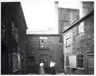 Zwei Frauen posieren mit ihren Kindern, Eagle and Child Yard, Hunslet, Leeds, 13. Mai 1896